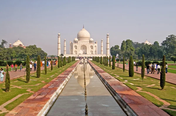 Unidentified people are visiting Taj Mahal in Agra, India — Stock Photo, Image