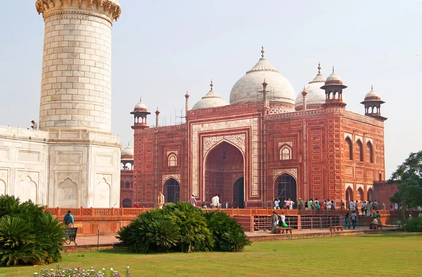 Unbekannte besuchen taj mahal jawab, agra, indien — Stockfoto