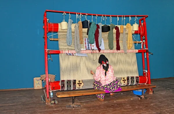 Mujer local teje una alfombra a mano en Antalya, Turquía. Este método de baja tecnología ha permanecido sin cambios durante siglos. — Foto de Stock