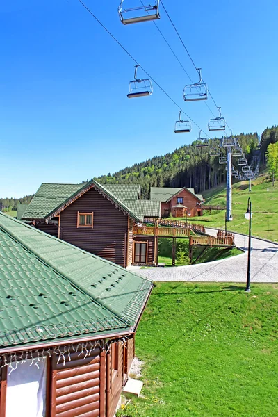 Centro turístico de montaña de Bukovel en los Cárpatos Ucranianos — Foto de Stock