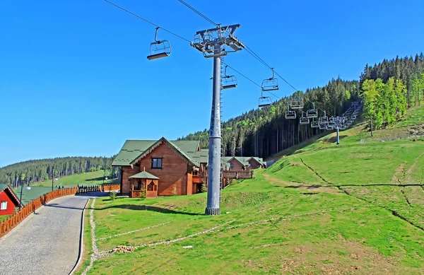 Station de montagne de Bukovel dans les Carpates ukrainiennes — Photo