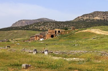 Pamukkale Hierapolis, Türkiye'de yakınındaki antik amfitiyatro görünümünü