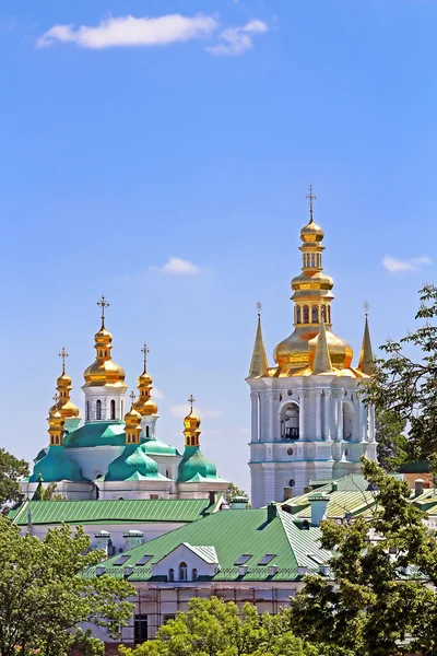 Distant mağaralar ve kilise, doğum Blessed Virgin kutsal varsayım, Kiev Pechrsk Lavra manastır, Kiev, Ukrayna çan kulesi. En eski Ortodoks Manastırı 1051 dating Ukrayna, — Stok fotoğraf