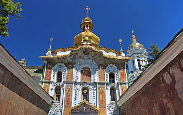 Entrada para o mosteiro de Kiev-Pechersk Lavra da rua Mazepa. As paredes estão decoradas com ricos entalhes e pinturas, Kiev, Ucrânia — Fotografia de Stock