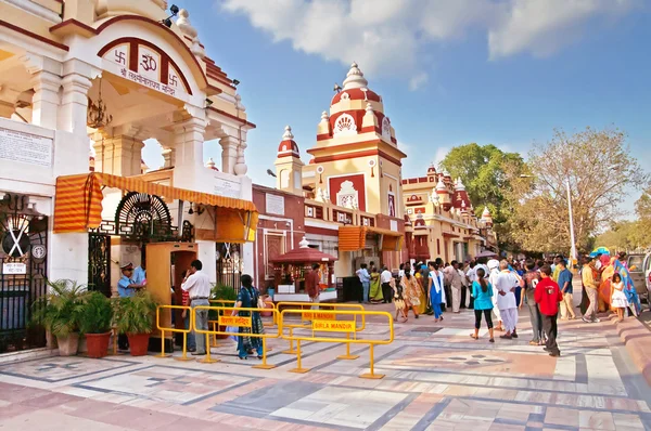 Personas no identificadas cerca del Templo Laxminarayan es un templo en Delhi, India —  Fotos de Stock