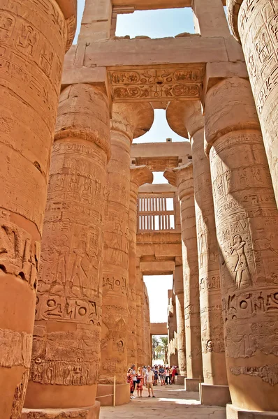 Niet-geïdentificeerde toeristische in de buurt van prachtige kolommen van de grote zaal van de Hypostyle in de tempels van Karnak (oude Thebe), Luxor, Egypte — Stockfoto