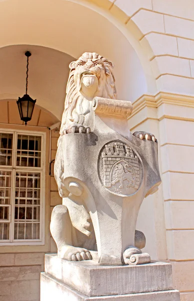 Símbolo, emblema de la ciudad de Lviv, Ucrania. Escultura de mármol - un león cerca del ayuntamiento de Lviv, Ucrania —  Fotos de Stock