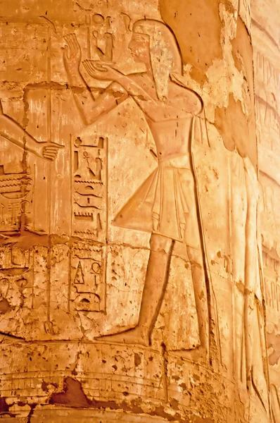 Detaljer om storslåtte søyler i den store søylehallen ved templene i Karnak (antikkens Theben), Luxor, Egypt – stockfoto