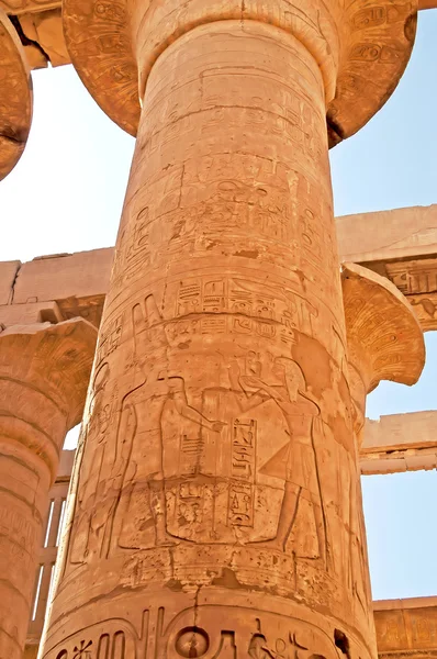 Gyönyörű oszlopok: a templomok karnak (ókori Théba) hypostyle nagytermében. Luxor, Egyiptom — Stock Fotó