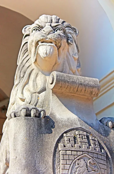 Símbolo, emblema da cidade Lviv, Ucrânia. Escultura de mármore - um leão perto da prefeitura na cidade de Lviv, Ucrânia — Fotografia de Stock