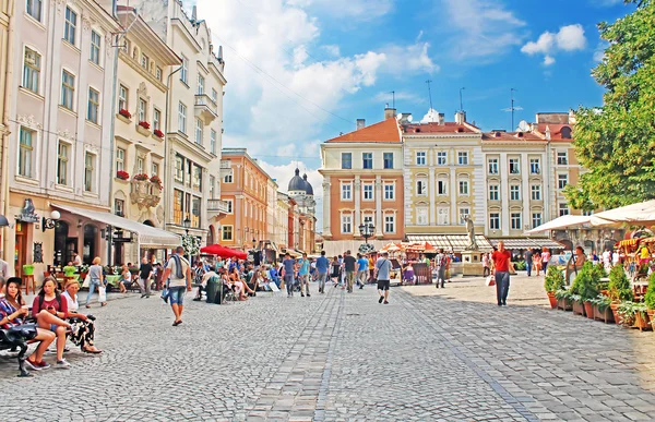 Market square - historiska och turistcentrum i Lviv, Ukraina. Det är UNESCO: S världsarvslista — Stockfoto