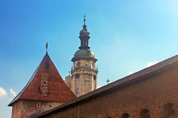 Lviv Bernardine Catedral con muralla de la ciudad. Iglesia Bernardina y monasterio situado en el casco antiguo de Lviv, al sur de la plaza del Mercado, Ucrania —  Fotos de Stock