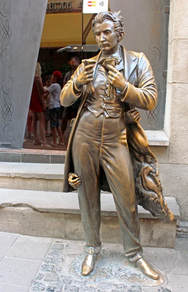 Statue of Leopold von Sacher Masoch near entrance of Masoch-cafe in historic city centre, Lviv, Ukraine — Stock Photo, Image