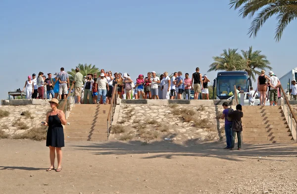 Group of tourists are looking at Colossi of Memnon at Luxor, Egypt — Stock Photo, Image