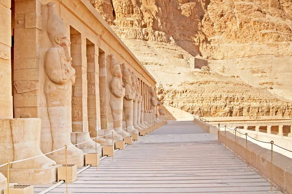 Beelden op de gevel van het paleis van Hatshepsut in Luxor, Egypte — Stockfoto