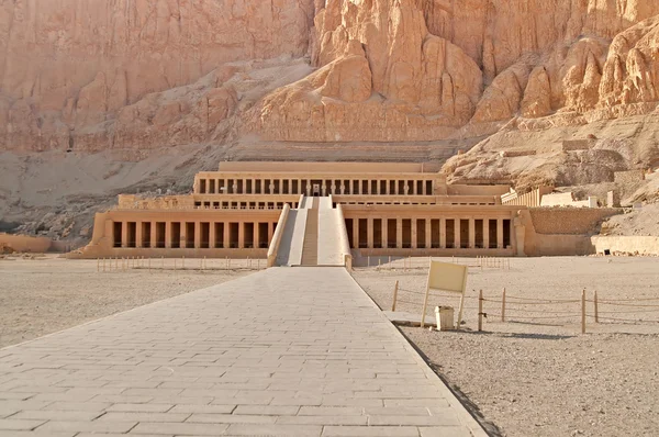 Palacio de Hatshepsut en Luxor, Egipto — Foto de Stock