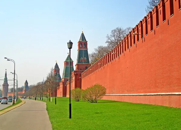 Pessoas não identificadas perto do muro do Kremlin no início da manhã, Moscovo, Rússia. Uma das construções mais simbólicas da história da Rússia remonta ao século XII, quando Moscou foi fundada em 1147. — Fotografia de Stock