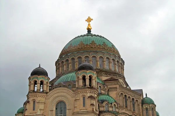 Cúpulas de la catedral naval de San Nicolás en Kronstadt, Rusia —  Fotos de Stock