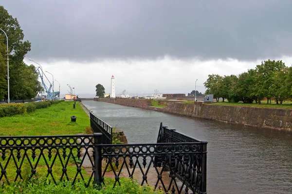 Panoramatický pohled z promenády na molu s majákem a ukotvené lodí v Kronstadt, Rusko — Stock fotografie