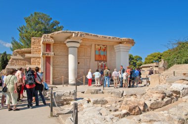 Yunanistan Crete adada Knossos Sarayı'nda tanımlanamayan turist yakınındaki Güney Propylaeon. Knossos Girit en büyük Tunç Çağı arkeolojik sitesi ve Avrupa'nın en eski şehridir