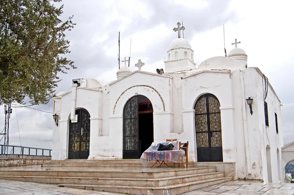 Kaple svatého Jiří na vrcholu Mount Lycabettus v Aténách, Gree — Stock fotografie