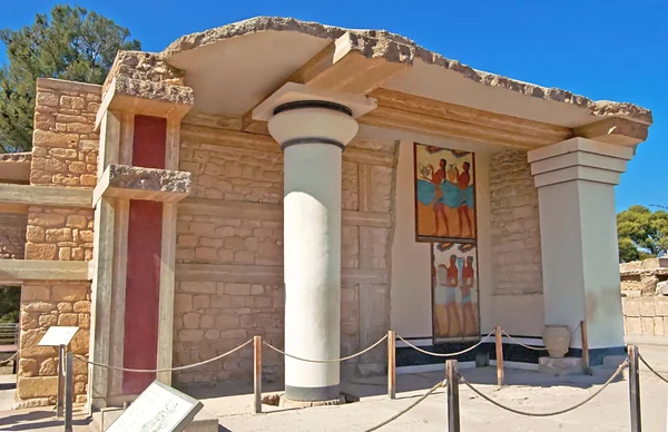 South Propylaeon at the Knossos palace on the Crete island in Greece. Knossos is the largest Bronze Age archaeological site on Crete and is Europe's oldest city — Stock Photo, Image