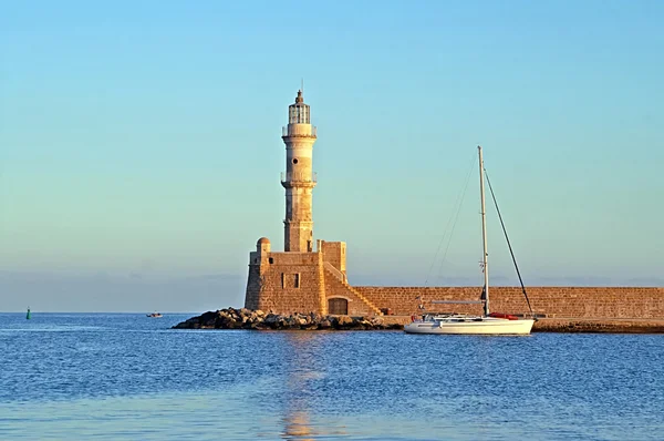 Gamla venetianska fyr i Chania på Kreta, Grekloch på sunris — Stockfoto