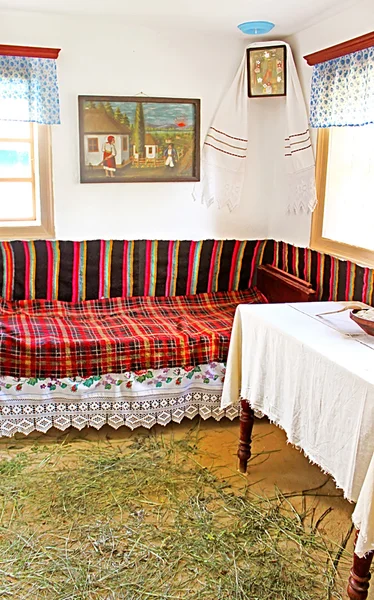 Interior de la típica casa ucraniana en la Reserva Histórica y Cultural "Busha", región Vinnytsia, pueblo Busha, Ucrania. El interior en el estilo de los cosacos agrícolas — Foto de Stock