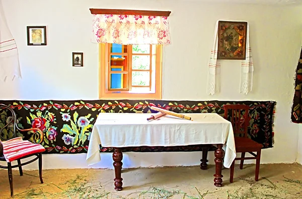 Interior da típica casa ucraniana na Reserva Histórica e Cultural "Busha", região Vinnytsia, aldeia Busha, Ucrânia. O interior no estilo dos cossacos agrícolas — Fotografia de Stock