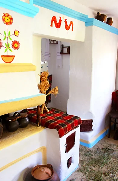 Interior of typical Ukrainian house at Historical and Cultural Reserve "Busha", Vinnytsia region, village Busha, Ukraine. The interior in the style of the agricultural Cossacks — Stock Photo, Image