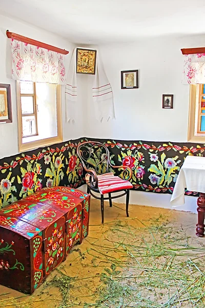 Interior de la típica casa ucraniana en la Reserva Histórica y Cultural "Busha", región Vinnytsia, pueblo Busha, Ucrania. El interior en el estilo de los cosacos agrícolas —  Fotos de Stock