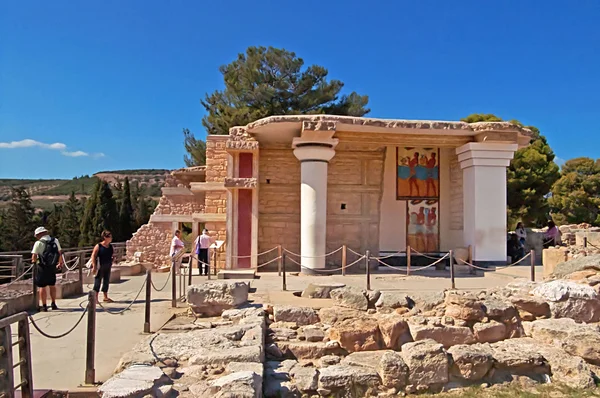 Turisti non identificati vicino a South Propylaeon al palazzo Knossos sull'isola di Creta in Grecia. Knossos è il più grande sito archeologico dell'età del bronzo a Creta ed è la città più antica d'Europa Immagini Stock Royalty Free