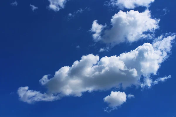 Wolke gegen den blauen Himmel — Stockfoto