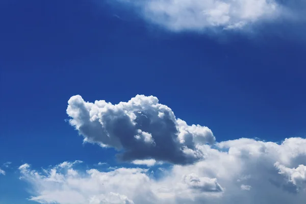 Nube contra el cielo azul — Foto de Stock