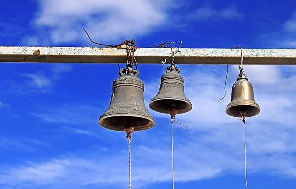 Tres campanas antiguas de la iglesia cerca de la Gran Iglesia de Jvari o Monasterio de Jvari, el monasterio ortodoxo georgiano situado cerca de Mtskheta, Georgia —  Fotos de Stock