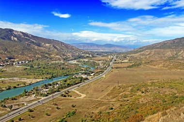 Eski şehir Mtskheta yakınlarındaki yol (Jvari Monestery manzaralı), Gürcistan