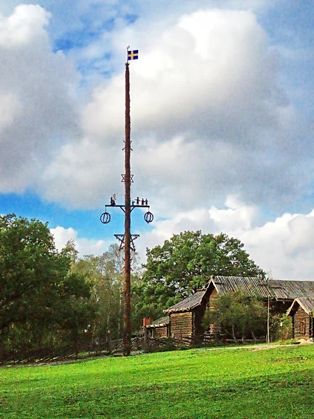 Maypole y bandera sueca en Skansen, Estocolmo, Suecia —  Fotos de Stock