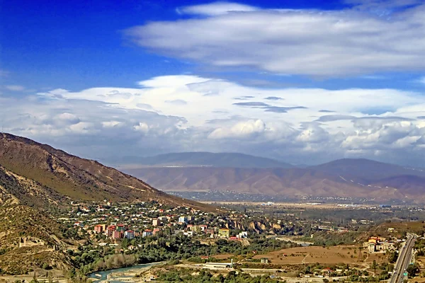 Bonita vista de Mtskheta y las montañas del Cáucaso (vista desde el monasterio de Jvari), Georgia — Foto de Stock