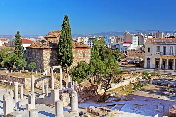 Középkori bizánci templom és a régi romok, Római Agora, Athén, Görögország — Stock Fotó