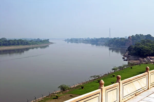 Widok na Yamuna rzeki od Taj Mahal w Agra. Indie. Yamuna, czasami nazywane Jamuna, jest najdłuższym i drugi największy dopływ rzeki Ganges (Ganges) w północnych Indiach — Zdjęcie stockowe