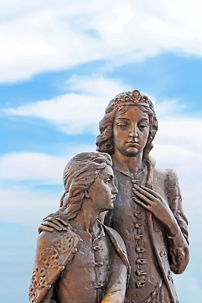 Monumento à viúva do príncipe Francisco I Rakoczi Ilona Zrinyi e do jovem Francisco II Rakocz, Castelo de Palanok ou Castelo de Mukachevo, Zakarpattya, Ucrânia, construído no século XIV — Fotografia de Stock