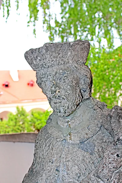 Monumento al rey, Castillo de Palanok o Castillo de Mukachevo, Zakarpattya, Ucrania, construido en el siglo XIV. El castillo de Palanok se conserva delicadamente, y se encuentra en una antigua colina volcánica de 68 metros de altura — Foto de Stock