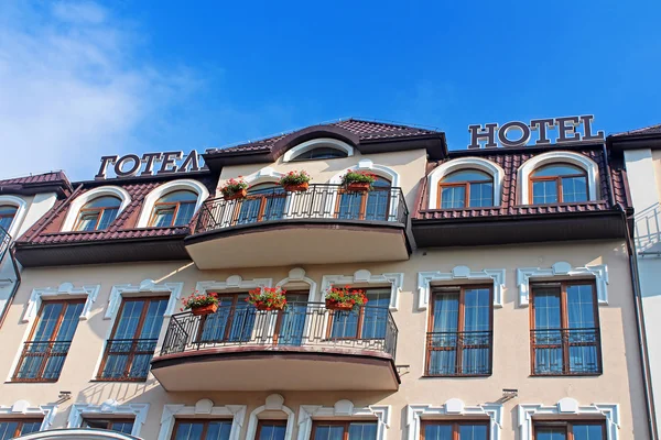 Hotelgebouw gevel op blauwe hemelachtergrond, Lviv, Oekraïne — Stockfoto