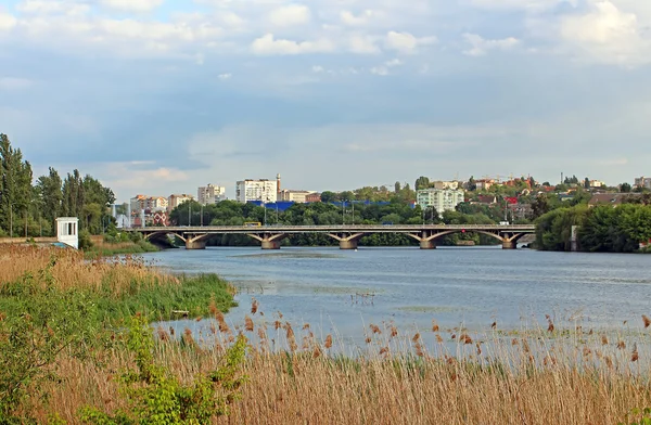 Uitzicht op de brug door rivier zuidelijke Buh in Vinnytsja, Oekraïne — Stockfoto