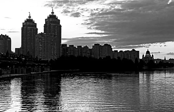 Obolon embankment of the Dnieper River in Kyiv in the evening, Ukraine (black and white) — Stock Photo, Image