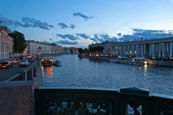 Vista dal ponte di Anichkov a San Pietroburgo, Russia. Il ponte di Anichkov, è il più antico e famoso ponte sul fiume Fontanka a San Pietroburgo, in Russia. L'attuale ponte, costruito nel 1841-42 e ricostruito nel 1906-08 — Foto Stock