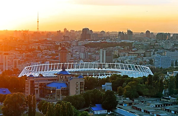 Weergave van het voetbalstadion bij zonsondergang en het Uitzicht van Kiev, Oekraïne — Stockfoto