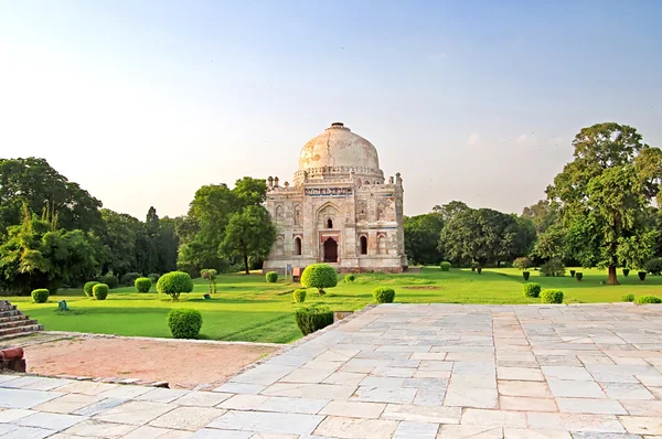 Lodi Gardens ao pôr-do-sol. Túmulo Islâmico (Seesh Gumbad) situado em jardins paisagísticos. Século XV d.C. Nova Deli, Índia — Fotografia de Stock