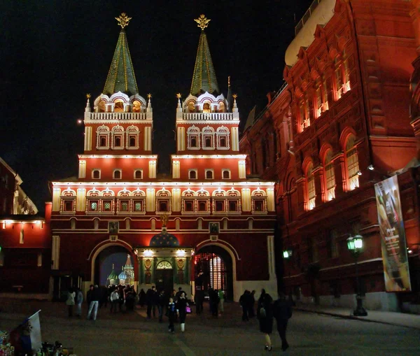 Porta Iberica (Resurrezione) e cappella Iver sulla Piazza Rossa a Mosca di notte, Russia — Foto Stock