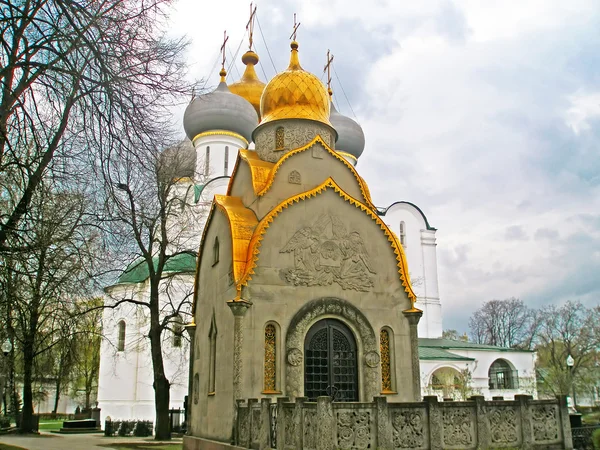 Capela-santuário dos Prokhorovs e Igreja Catedral do Ícone Smolensk da Mãe no fundo no Convento Novodevichy, Moscou, Rússia — Fotografia de Stock